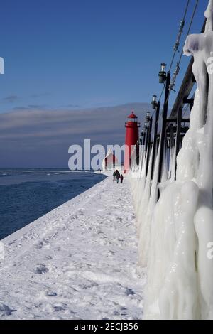 Grand Haven, Michigan, Februar 2021, Grand Haven South Pier Kopf Innenlicht, Winter, Schnee und ICES Stockfoto