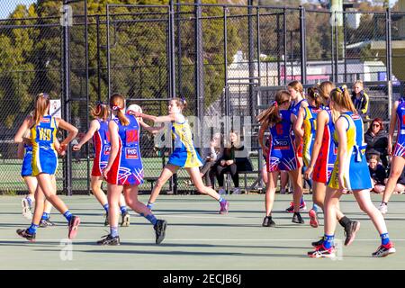 Teenager Mädchen spielen Netball Stockfoto