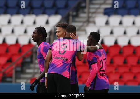 Paris, Frankreich. Februar 2021, 13th. Die Spieler von Paris Saint-Germain feiern ihr Tor während des Fußballspiels der französischen Ligue 1 zwischen Paris Saint-Germain (PSG) und Nizza (OGCN) im Stadion Parc des Princes in Paris, Frankreich, 13. Februar 2021. Kredit: Gao Jing/Xinhua/Alamy Live Nachrichten Stockfoto