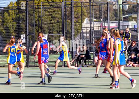 Teenager Mädchen spielen Netball Stockfoto