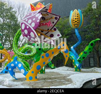 Polka Dot Flowers Skulptur von Yayoi Kusama, im Stadtmuseum mit ihrer Arbeit in Matsumoto während eines Schneesturms Stockfoto