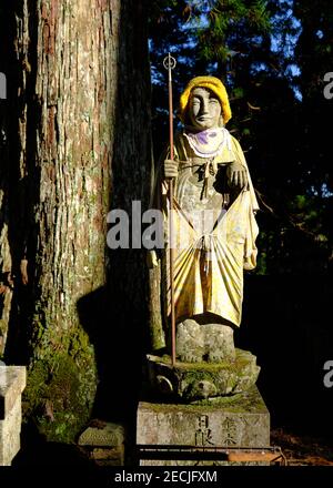 Schreine, Statuen und Gräber auf dem Okono-in Friedhof am Berg Koya, Japan Stockfoto