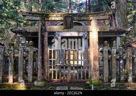 Schreine, Statuen und Gräber auf dem Okono-in Friedhof am Berg Koya, Japan Stockfoto