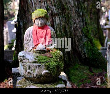 Schreine, Statuen und Gräber auf dem Okono-in Friedhof am Berg Koya, Japan Stockfoto