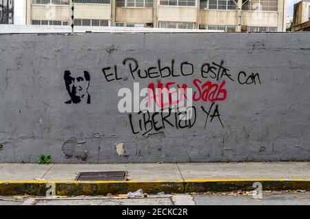 Verschiedene Graffiti in den Hauptstraßen von Caracas, fordern die Veröffentlichung von Alex Saab, mit dem Hashtag #Freealexsaab. Auch Plakate, die darauf hinweisen, dass h Stockfoto