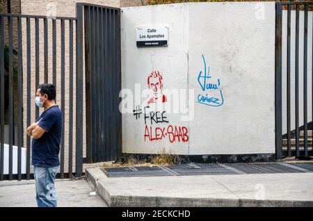 Verschiedene Graffiti in den Hauptstraßen von Caracas, fordern die Veröffentlichung von Alex Saab, mit dem Hashtag #Freealexsaab. Auch Plakate, die darauf hinweisen, dass h Stockfoto