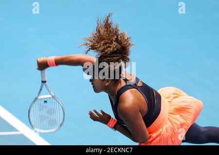 Melbourne, Australien. Februar 2021, 14th. Osaka Naomi serviert den Ball während der Frauen Einzel 4th Runde Spiel zwischen Osaka Naomi aus Japan und Garbine Muguruza aus Spanien bei der Australian Open 2021 Tennisturnier in Melbourne Park, Melbourne, Australien, am 14. Februar 2021. Quelle: Bai Xuefei/Xinhua/Alamy Live News Stockfoto