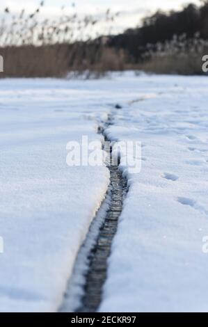 Berlin, Deutschland. Februar 2021, 13th. Im Eis am Ufer des gefrorenen Müggelsee hat sich ein Riss gebildet. Quelle: Kira Hofmann/dpa-Zentralbild/dpa/Alamy Live News Stockfoto