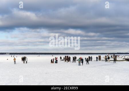 Berlin, Deutschland. Februar 2021, 13th. Auf dem gefrorenen Müggelsee sind viele Menschen unterwegs. Quelle: Kira Hofmann/dpa-Zentralbild/dpa/Alamy Live News Stockfoto