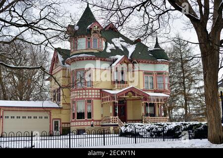 Sycamore, Illinois, USA. Ein herrschaftliches altes Haus, das an einem Wintertag auf einem großen Grundstück von der Straße zurückliegt. Das markante Haus stammt aus dem 19th. Jahrhundert. Stockfoto