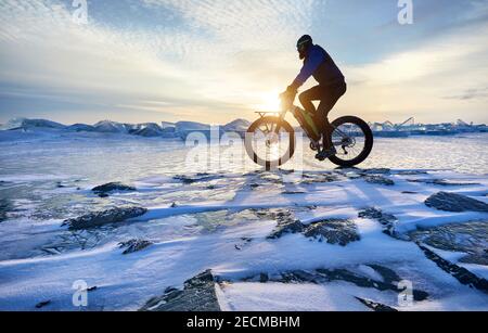 Mann fahren Fett Fahrrad am gefrorenen See Kapchagay in Kasachstan Stockfoto