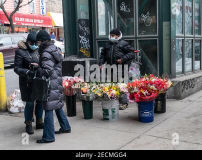 New York, NY - 13. Februar 2021: Verkäufer, der Blumen für den Valentinstag auf der Straße in Kingsbridge Abschnitt der Bronx verkauft Stockfoto