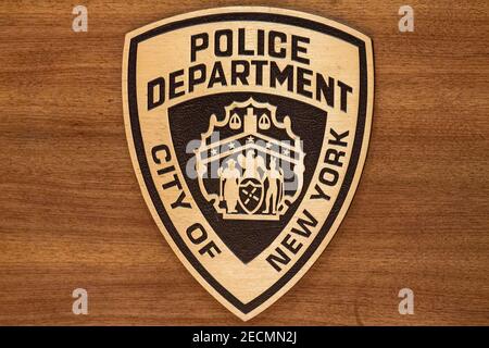 New York, Usa. Februar 2021, 13th. New York City Police Shield Logo gesehen während einer Pressekonferenz. Zwei obdachlose Menschen erstochen, zwei andere verletzt in separaten ZÜGEN in New York City während einer 14-stündigen Reise geglaubt, um von einem eineinigen Mann begangen werden. Kredit: SOPA Images Limited/Alamy Live Nachrichten Stockfoto