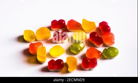 Zusammensetzung der Bunte Jelly Bonbons auf weißem Hintergrund Stockfoto