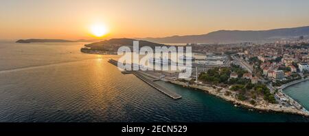 Luftpanorama Drohne Ansicht von Split Fährhafen mit Sonnenuntergang Über Horizont im Sommer Kroatien Stockfoto
