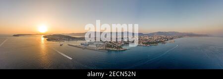 Luftpanorama Meerblick von Split Stadt Hafen Strand in Sonnenuntergang Stunde in Kroatien Sommer Stockfoto