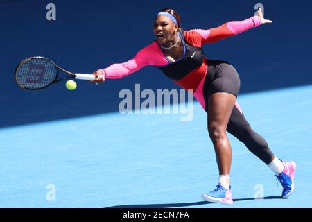 Melbourne, Australien. Februar 2021, 14th. 10th Seed Serena WILLIAMS aus den USA in Aktion gegen 7th Seed Aryna SABALENKA aus Weißrussland in einem 4th Runde Spiel am Tag 7 der Australian Open 2021 auf Rod Laver Arena, in Melbourne, Australien. Sydney Low/Cal Sport Media. Kredit: csm/Alamy Live Nachrichten Stockfoto