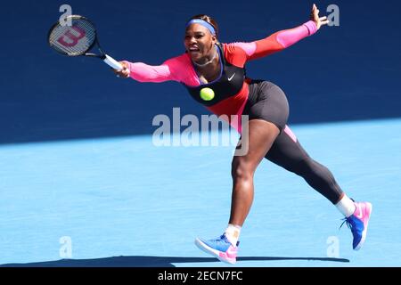 Melbourne, Australien. Februar 2021, 14th. 10th Seed Serena WILLIAMS aus den USA in Aktion gegen 7th Seed Aryna SABALENKA aus Weißrussland in einem 4th Runde Spiel am Tag 7 der Australian Open 2021 auf Rod Laver Arena, in Melbourne, Australien. Sydney Low/Cal Sport Media. Kredit: csm/Alamy Live Nachrichten Stockfoto