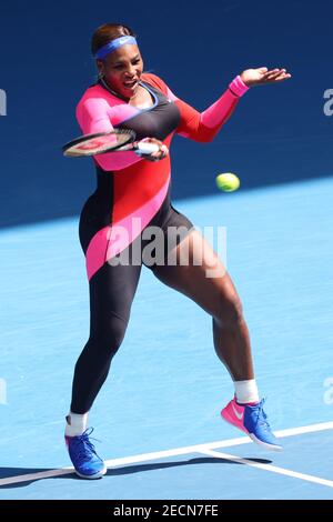 Melbourne, Australien. Februar 2021, 14th. 10th Seed Serena WILLIAMS aus den USA in Aktion gegen 7th Seed Aryna SABALENKA aus Weißrussland in einem 4th Runde Spiel am Tag 7 der Australian Open 2021 auf Rod Laver Arena, in Melbourne, Australien. Sydney Low/Cal Sport Media. Kredit: csm/Alamy Live Nachrichten Stockfoto