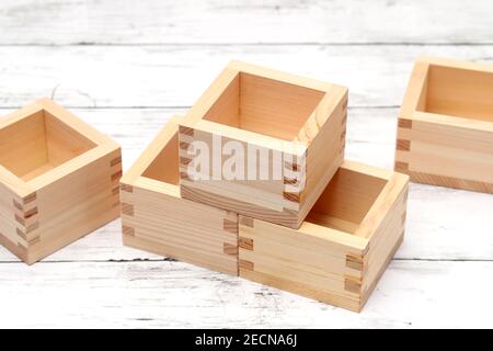 Japanische Holzmasu-Box verwenden, um zu messen oder zu verwenden Japanischer Sake Stockfoto