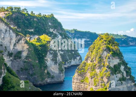Ozeanküste der felsigen Insel Indonesien. Ein paar Hütten auf einer Klippe inmitten des Regenwaldes Stockfoto