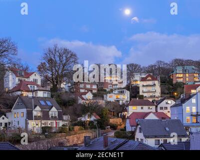 Vollmond, Blaue Stunde im Treppenviertel, Hamburg -Blankenese, Deutschland, Europa Stockfoto