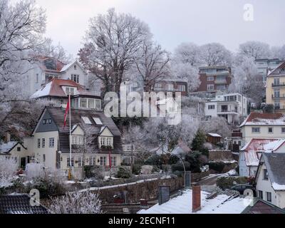 Tagesanbruch im verschneiten Treppenviertel, Hamburg -Blankenese, Deutschland, Europa Stockfoto