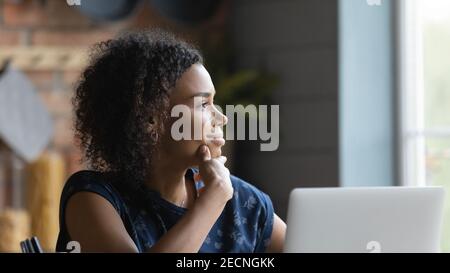 Close up Profil Zufriedene afroamerikanische Frau in Gedanken verloren Stockfoto