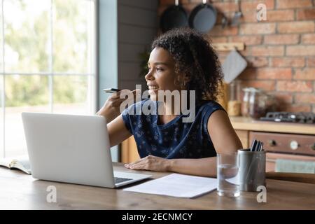 Nahaufnahme lächelnde afroamerikanische Frau, die Sprachnachricht aufzeichnet Stockfoto