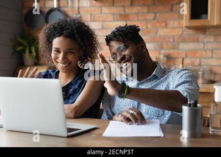 Nahaufnahme glückliches afroamerikanisches Paar, das Videoanruf zusammen macht Stockfoto