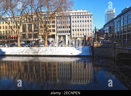 Königsallee in Düsseldorf mit Schnee im Winter Stockfoto