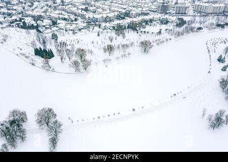 Luftaufnahme von kleinen Häusern in schneebedeckter Landschaft in der Nähe gefroren Fluss Stockfoto