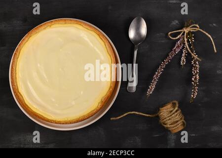 amerikanischer Käsekuchen, gebacken, Bäckerei, Kuchen, Käse, Käsekuchen, Sahne, Frischkäse, cremig, Kruste, Küche, Pudding, Molkerei, dunkler Hintergrund, lecker, Stockfoto