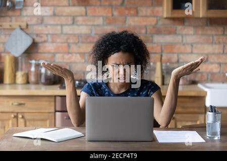 Nahaufnahme unglücklich irritiert afroamerikanische Frau mit Laptop Stockfoto