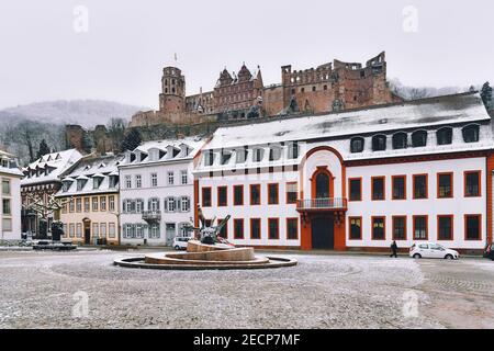 Heidelberg, Deutschland - Februar 2020: Karlsplatz mit Schnee im Winter im historischen Stadtzentrum von Heidelberg Stockfoto
