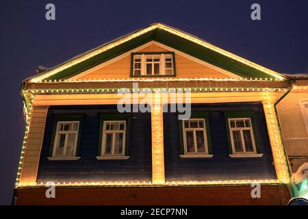 Holzhaus in Tatar Siedlung von Kasan in der Nacht Stockfoto