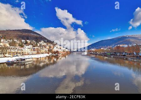 Heidelberg, Deutschland - Februar 2021: Schöner Blick auf die Odenwaldhügel mit historischem Schloss und neckar. Blick von der Theodor Heuss Brücke Stockfoto