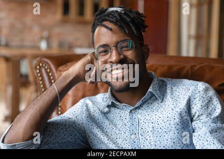 Kopf geschossen Porträt Lächeln afrikanische amerikanische Mann mit Brille Stockfoto