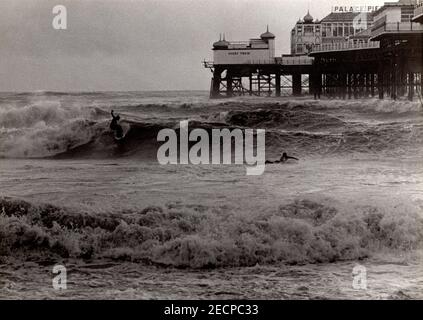 Palace Pier Brighton Surfers in den frühen achtziger Jahren (1984) Stockfoto