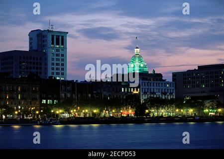 Savannah Skyline und Savannah River bei Nacht, Savannah, Georgia, USA Stockfoto