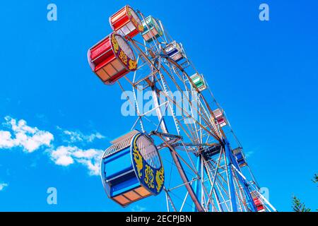 Ein Low-Angle-Schuss eines Riesenrads gegen ein Blauer Himmel Stockfoto