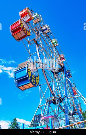 Ein Low-Angle-Schuss eines Riesenrads gegen ein Blauer Himmel Stockfoto