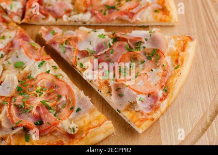 Pizza Draufsicht auf 8 Stück geschnitten und einer nach vorne geschoben. Werbung für Pizzeria Caffee und Restaurant. Lieferung von Lebensmitteln in Quarantäne covid-19 Konzept. Stockfoto