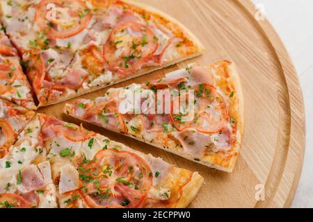 Pizza Draufsicht auf 8 Stück geschnitten und einer nach vorne geschoben. Werbung für Pizzeria Caffee und Restaurant. Lieferung von Lebensmitteln in Quarantäne covid-19 Konzept. Stockfoto