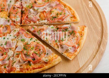 Pizza Draufsicht auf 8 Stück geschnitten und einer nach vorne geschoben. Werbung für Pizzeria Caffee und Restaurant. Lieferung von Lebensmitteln in Quarantäne covid-19 Konzept. Stockfoto