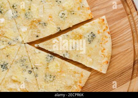 Pizza Draufsicht auf 8 Stück geschnitten und einer nach vorne geschoben. Werbung für Pizzeria Caffee und Restaurant. Lieferung von Lebensmitteln in Quarantäne covid-19 Konzept. Stockfoto
