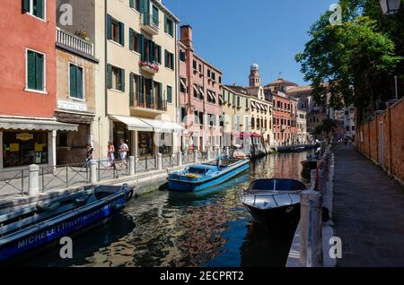 Venedig, Italien an sonnigen Tagen. Blick auf den Kanal mit Boot und Motorboot im Wasser. Stockfoto