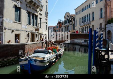 Venedig, Italien an sonnigen Tagen. Blick auf den Kanal mit Boot und Motorboot im Wasser. Stockfoto