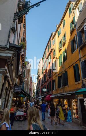 Sommer in Venedig, Italien. Blick auf alte Gebäude und enge Gassen. Monumente einer der schönsten Städte Italiens. Stockfoto