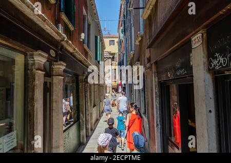 Sommer in Venedig, Italien. Blick auf alte Gebäude und enge Gassen. Monumente einer der schönsten Städte Italiens. Stockfoto